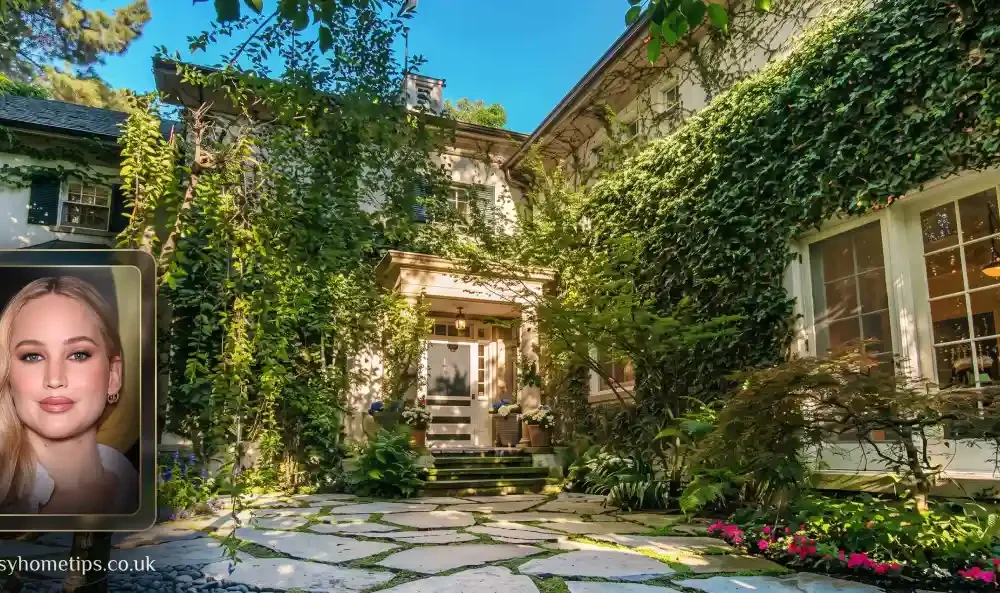 Exterior view of the Jennifer Lawrence house in Manhattan's West Village neighborhood
